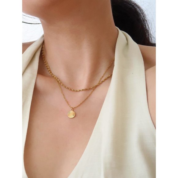 NEW 18K Gold Plated Textured Round Coin Necklace - Picture 9 of 10